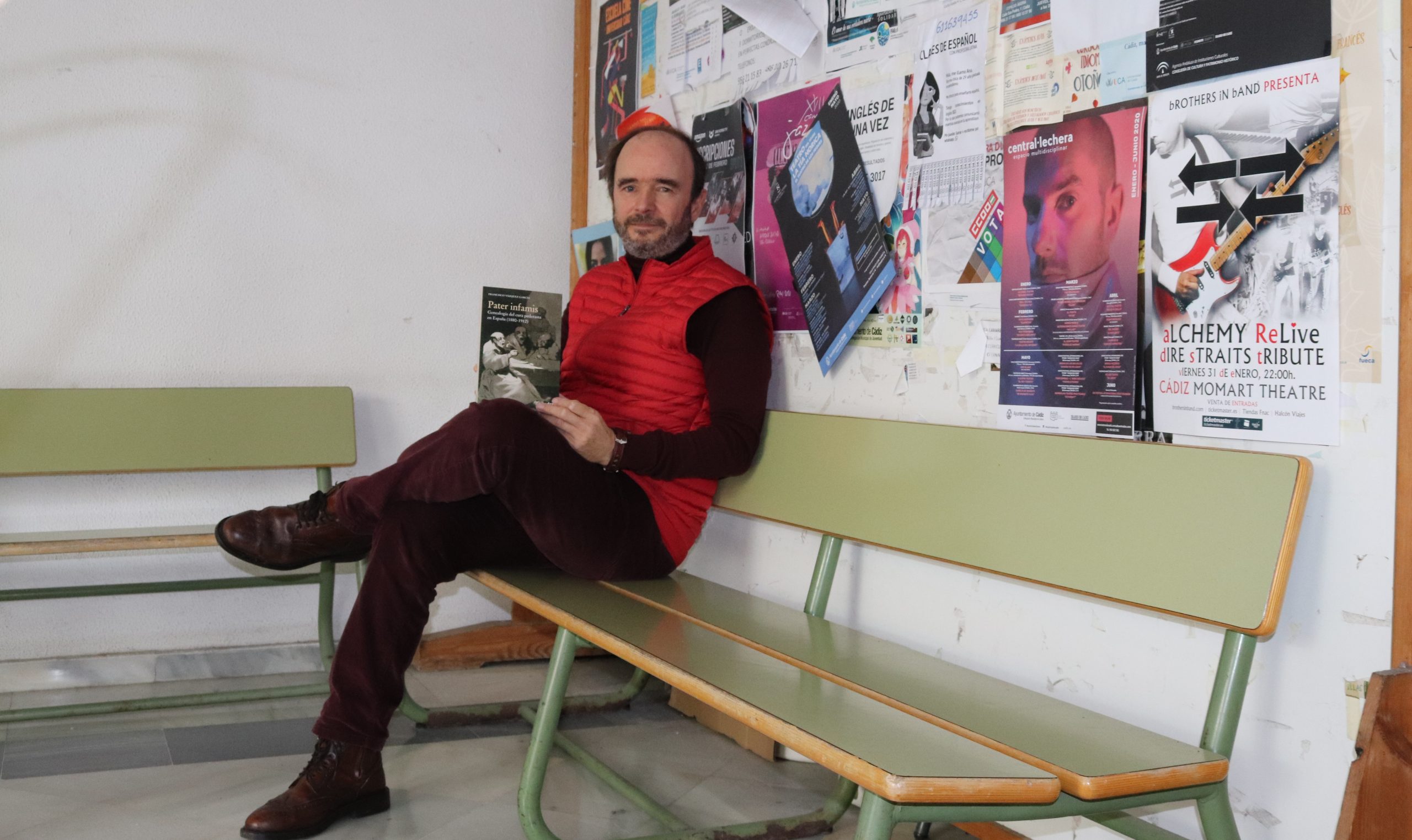 El catedrático de la UCA Francisco Vázquez publica un libro genealógico sobre la figura del cura pederasta en España