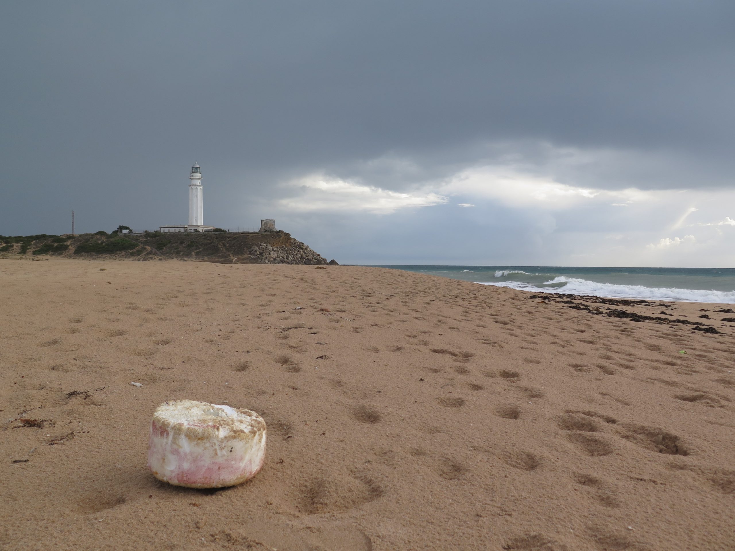 Un estudio realizado por investigadores de la UCA constata que las colillas son los residuos más abundantes en las playas gaditanas
