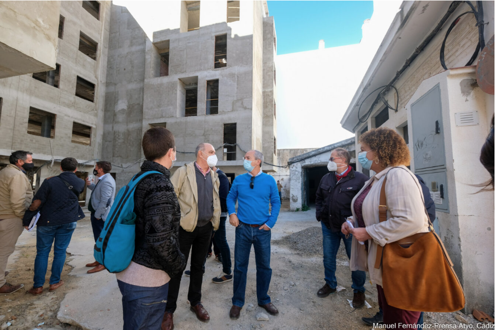 UCA y Ayuntamiento de Cádiz supervisan los detalles de las obras de las viviendas de bajo consumo de energía de la calle Doctor Marañón