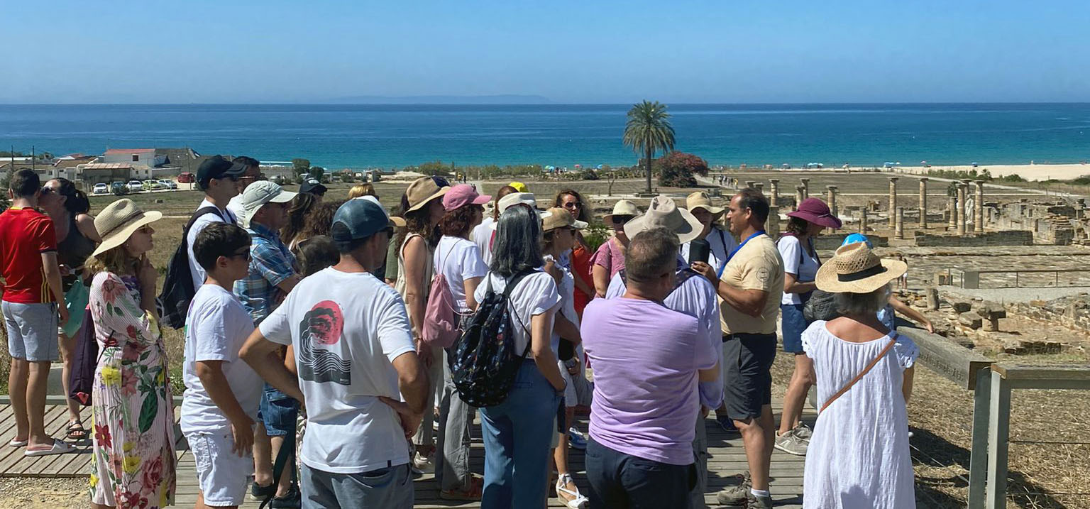 Más de medio centenar de personas participan en la ruta científica ‘Baelo Claudia. Abierto por investigación’