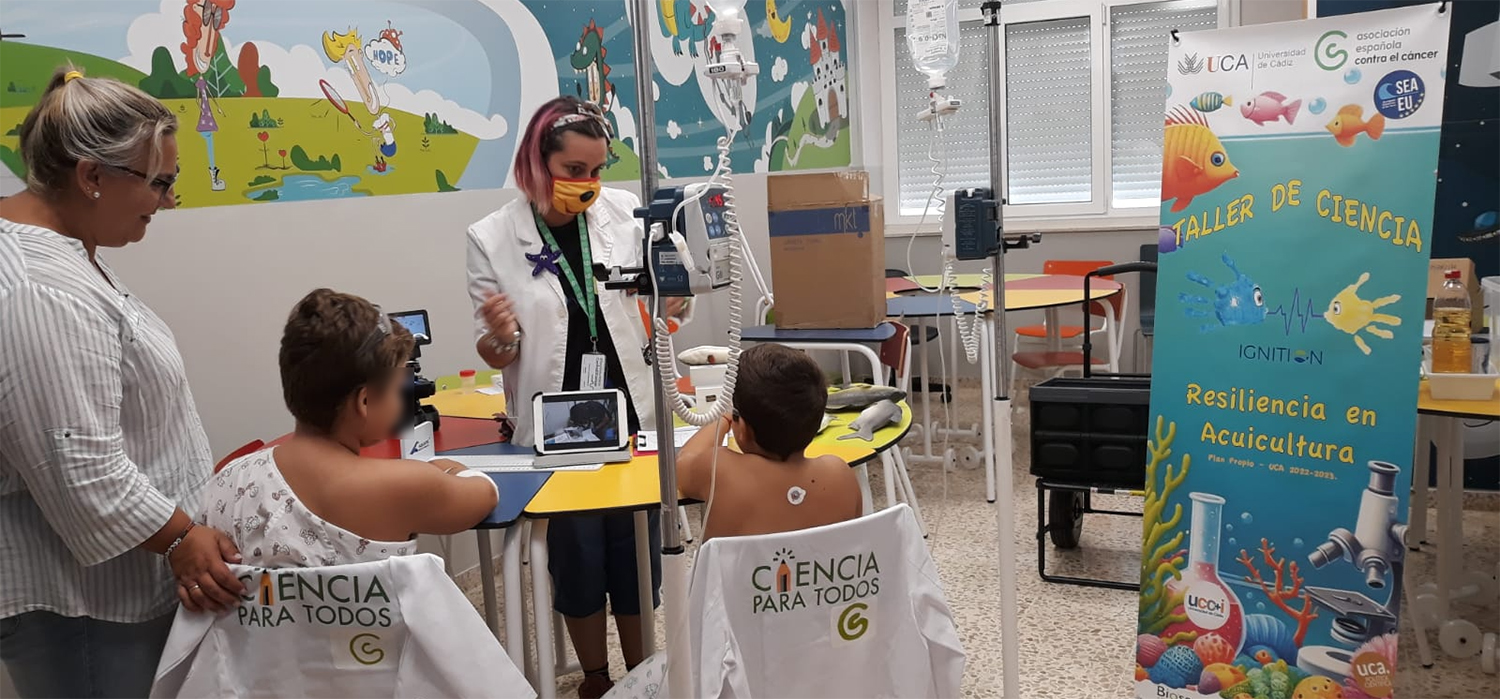 Investigadores de la Universidad de Cádiz acercan la ciencia acuícola a niños hospitalizados