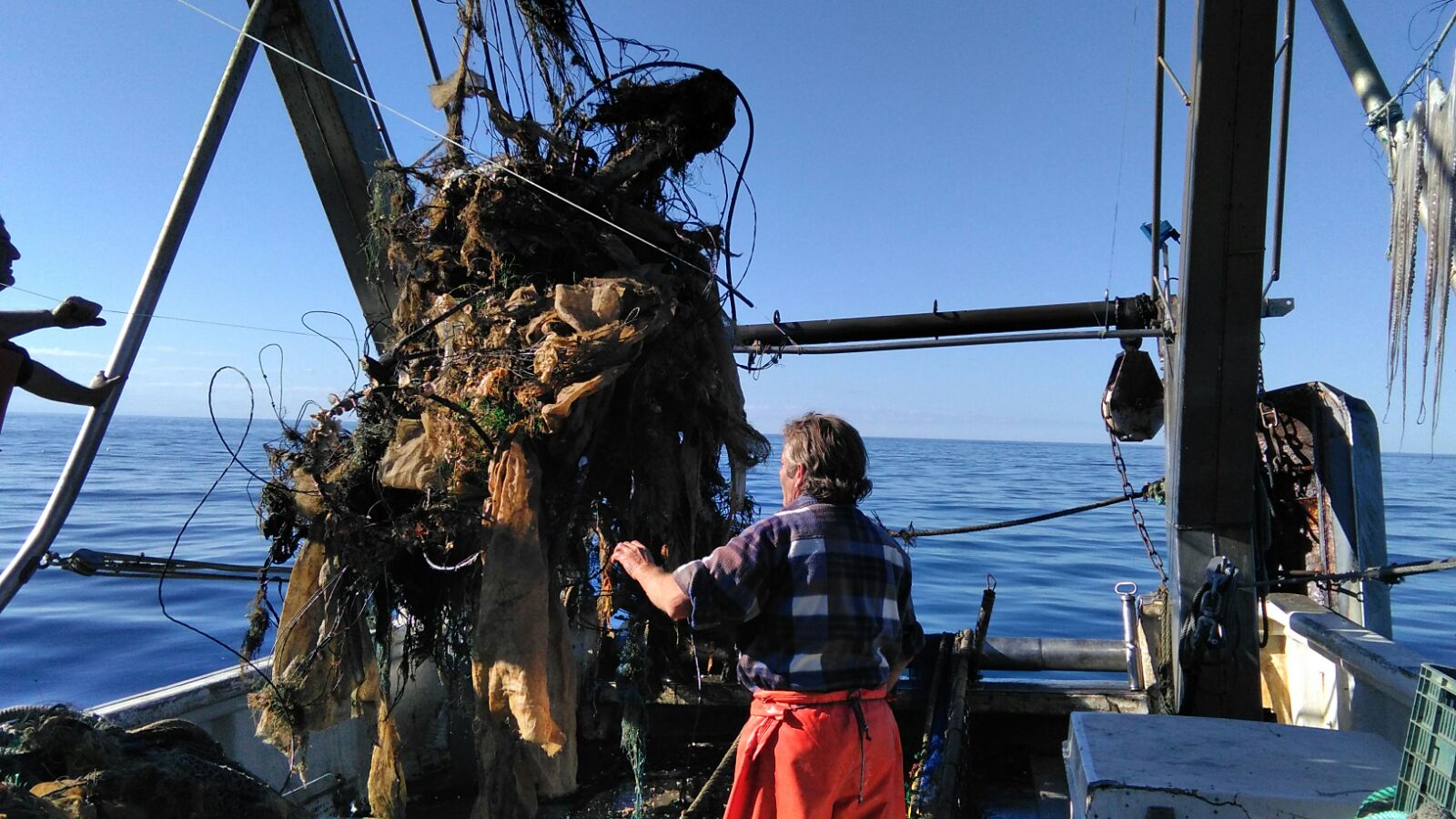Un estudio de la UCA revela que los plásticos agrícolas pueden alcanzar el mar desde tierra firme tras lluvias intensas