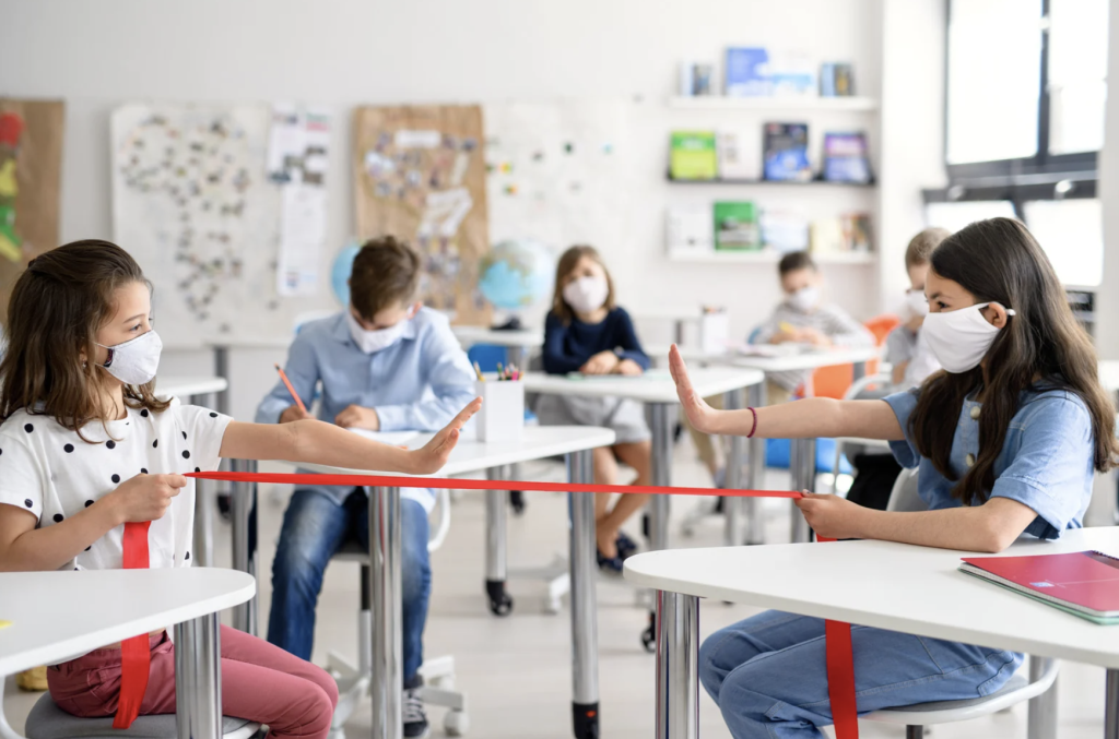 Investigadores de la UCA participan en un estudio que revela nuevos mecanismos de transmisión aérea de virus respiratorios en colas y espacios públicos