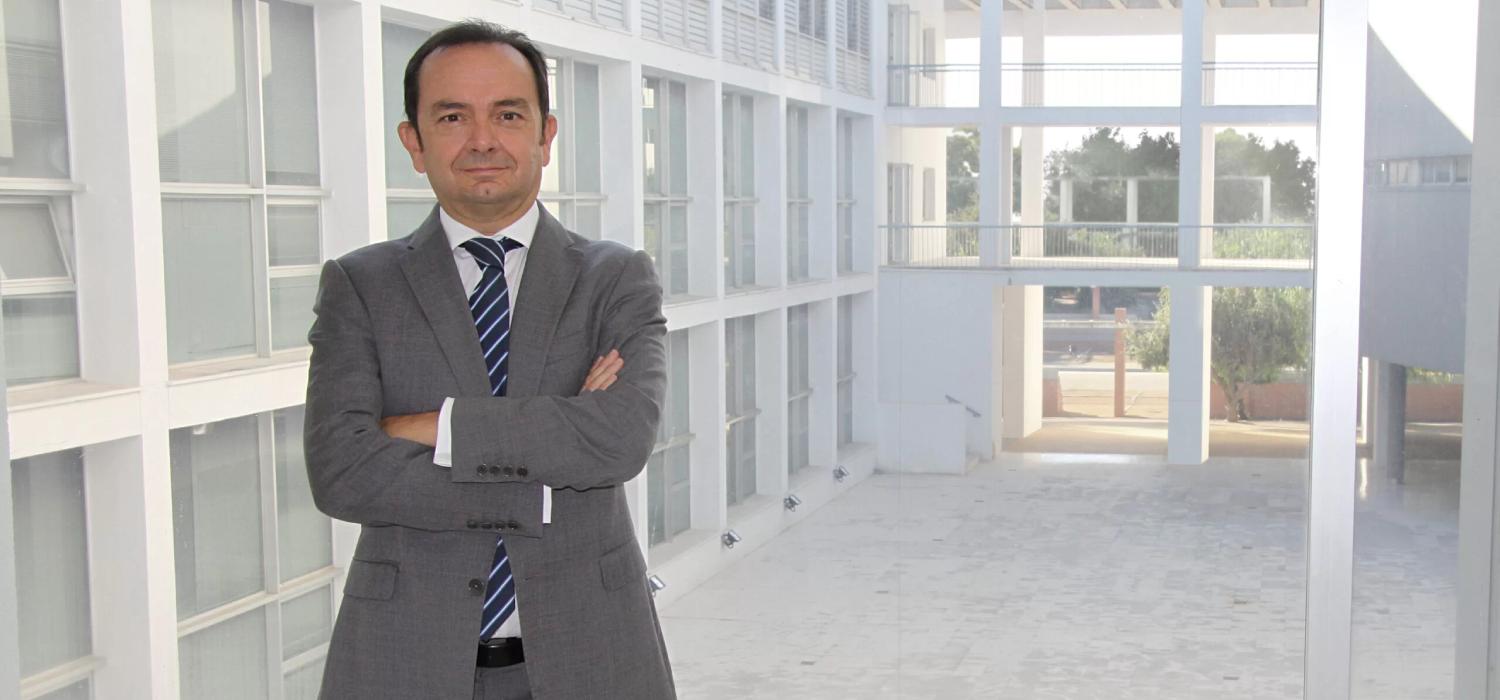 Un catedrático de la UCA lidera una obra de referencia internacional sobre la interpretación de los tratados fiscales
