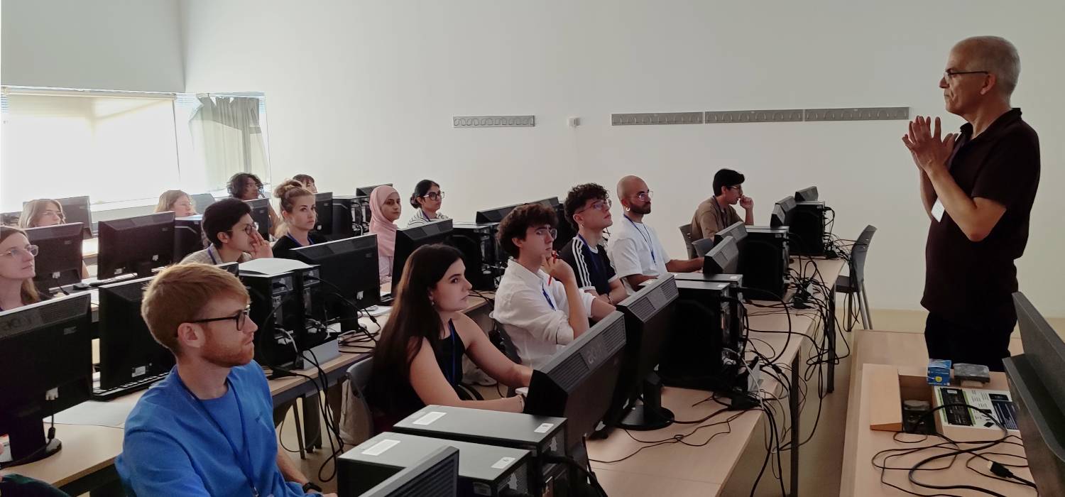 La UCA reúne a especialistas internacionales para formar a la próxima generación de expertos en microscopía electrónica
